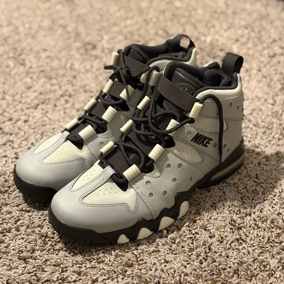 Nike Men’s Black and Gray Shoes - Picture 8 of 10